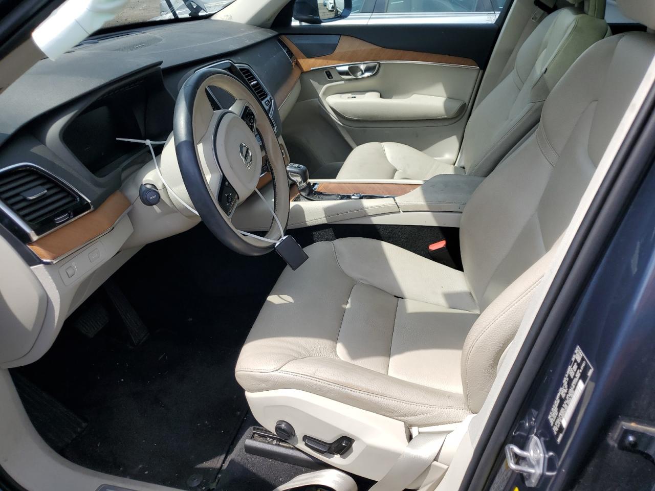 VOLVO XC90 T6 MOMENTUM