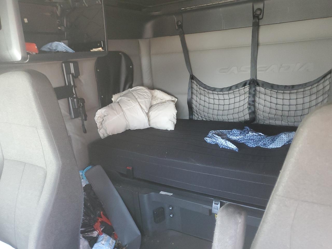 Lot #3313447932 2020 FREIGHTLINER CASCADIA 126