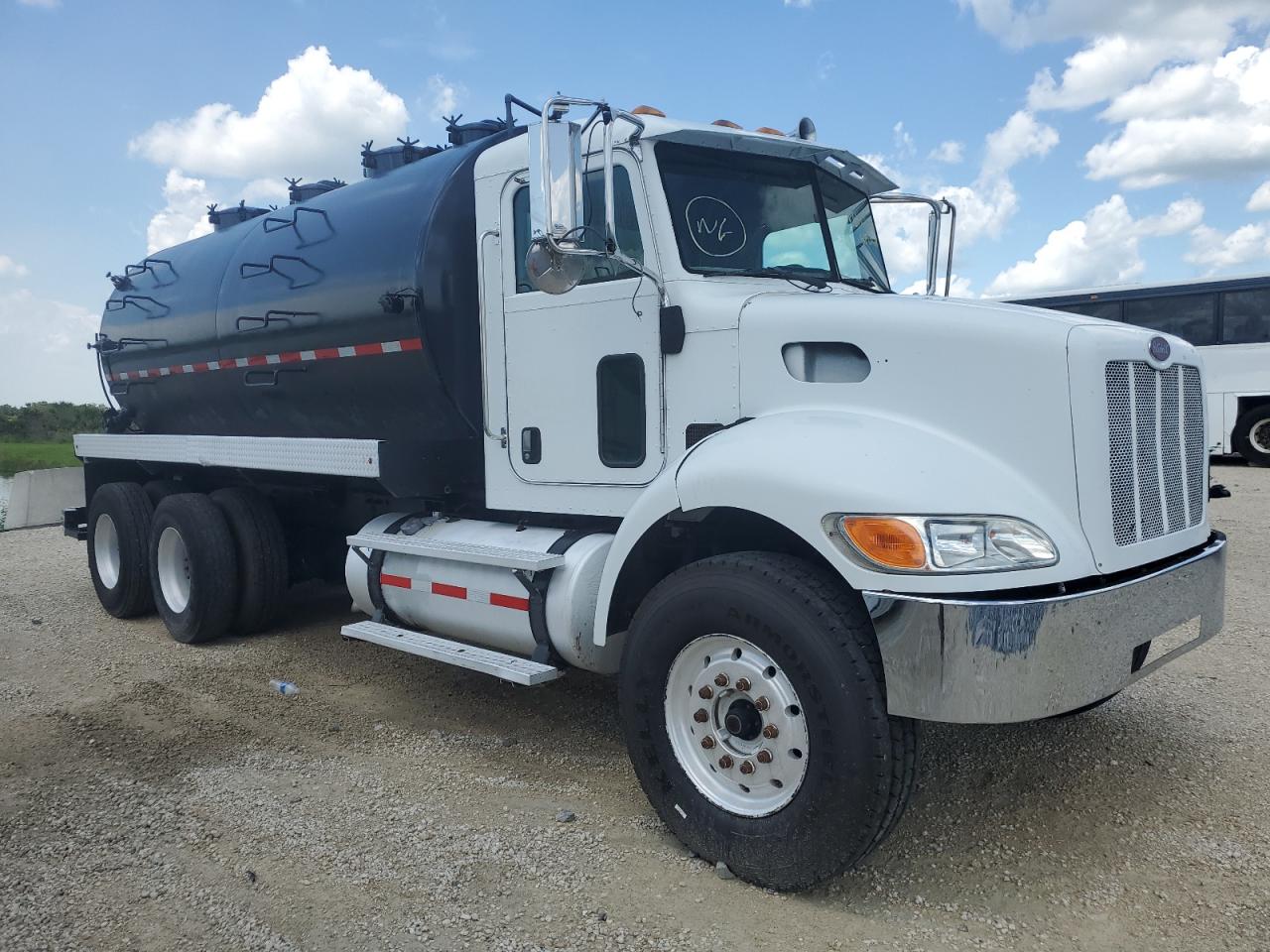  Salvage Peterbilt 335