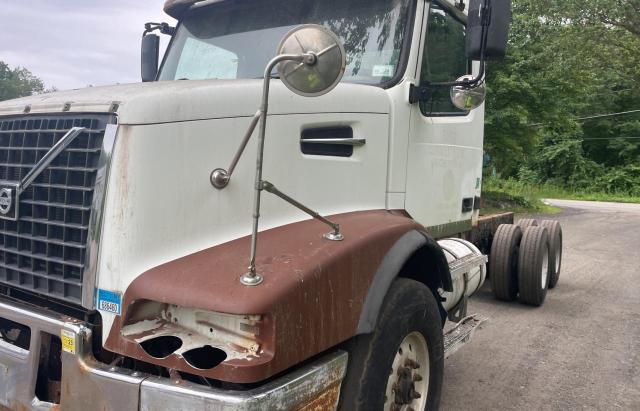 VOLVO VHD 2005 two tone conventi diesel 4V5KC9GG05N375307 photo #3