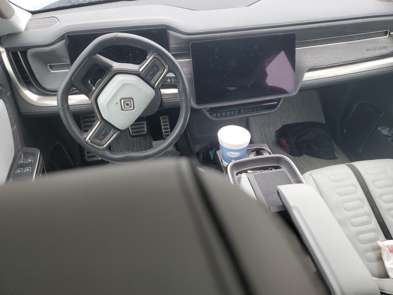 RIVIAN R1T LAUNCH EDITION