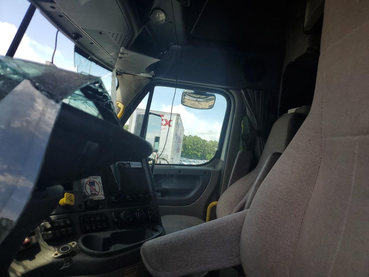 Lot #3271600358 2018 FREIGHTLINER CASCADIA 1