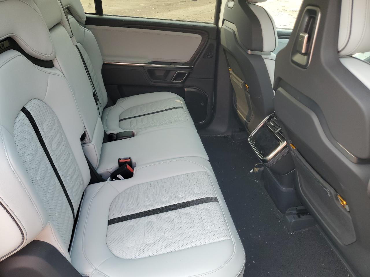 RIVIAN R1S ADVENTURE