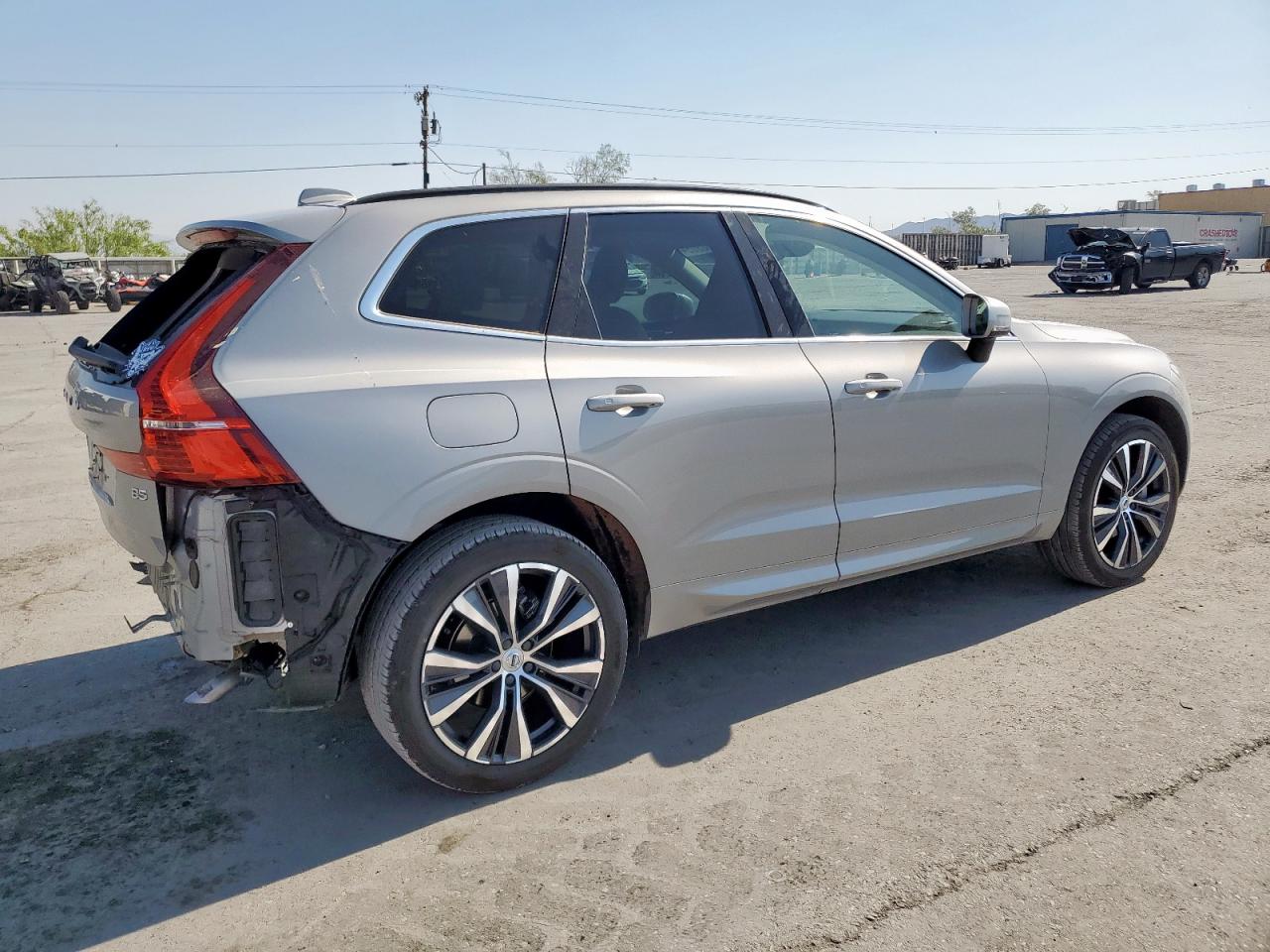 VOLVO XC60 B5 MOMENTUM