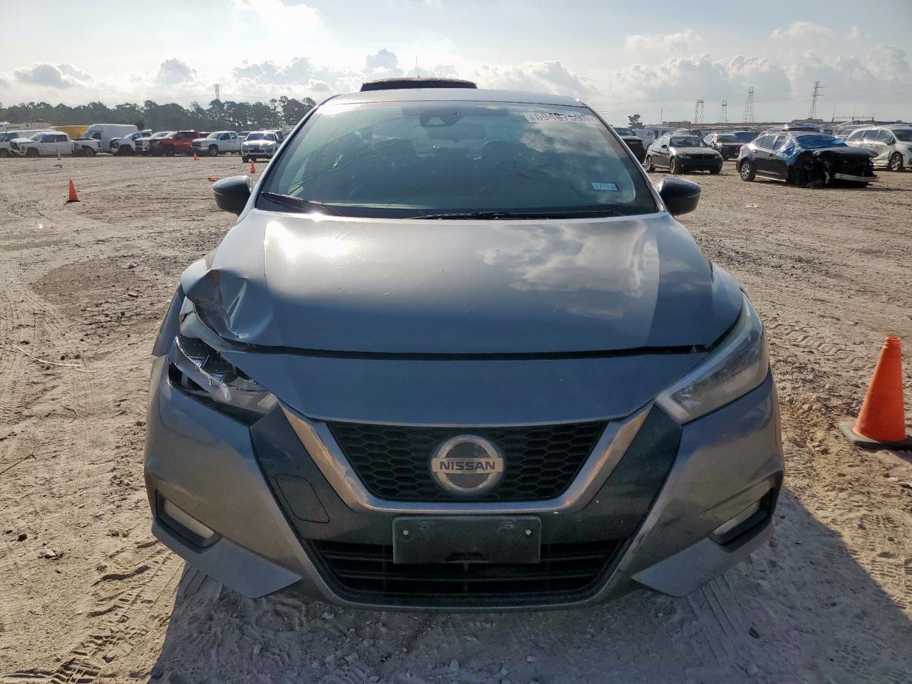 Nissan Versa sr 2020