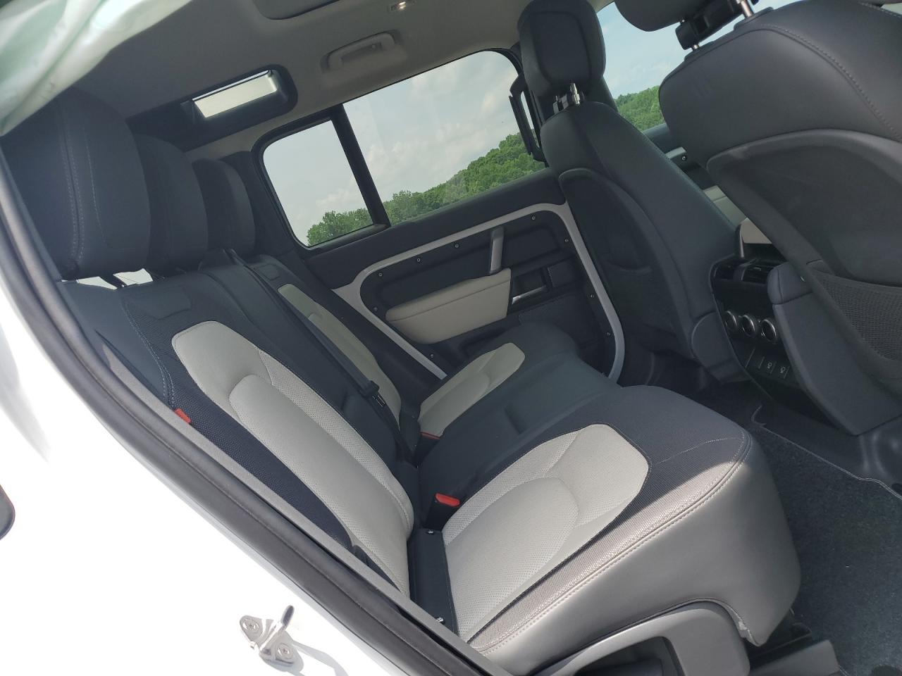 LAND ROVER DEFENDER 110 X-DYNAMIC SE