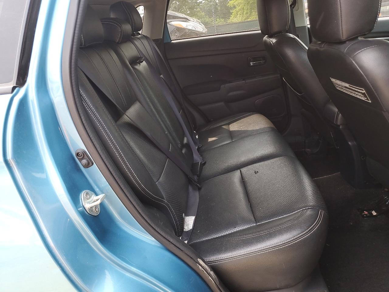 MITSUBISHI OUTLANDER SE