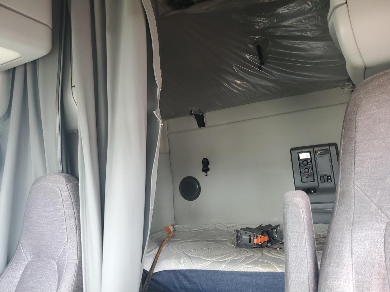 Lot #3222030174 2023 VOLVO VN VNL