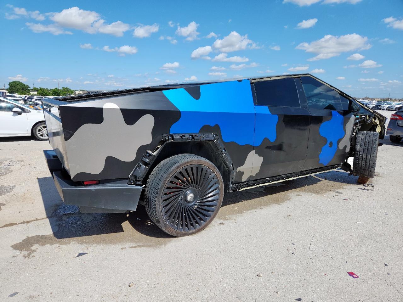 TESLA CYBERTRUCK