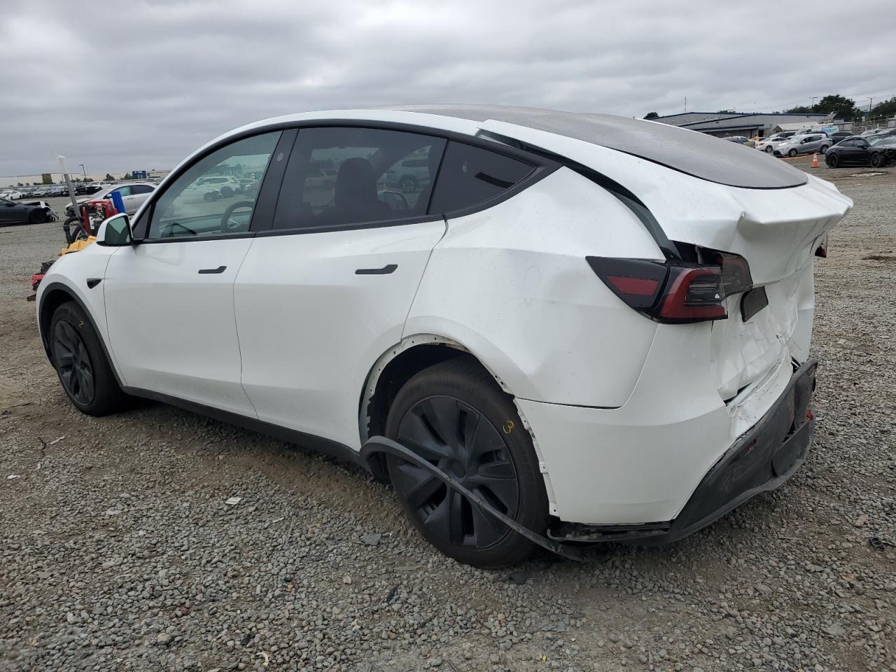Tesla Model y 2025