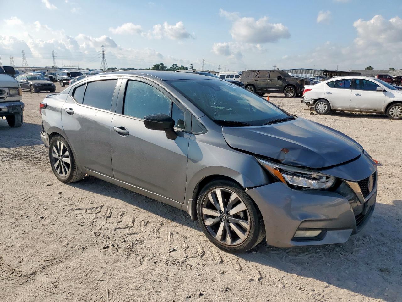 Nissan Versa sr 2020