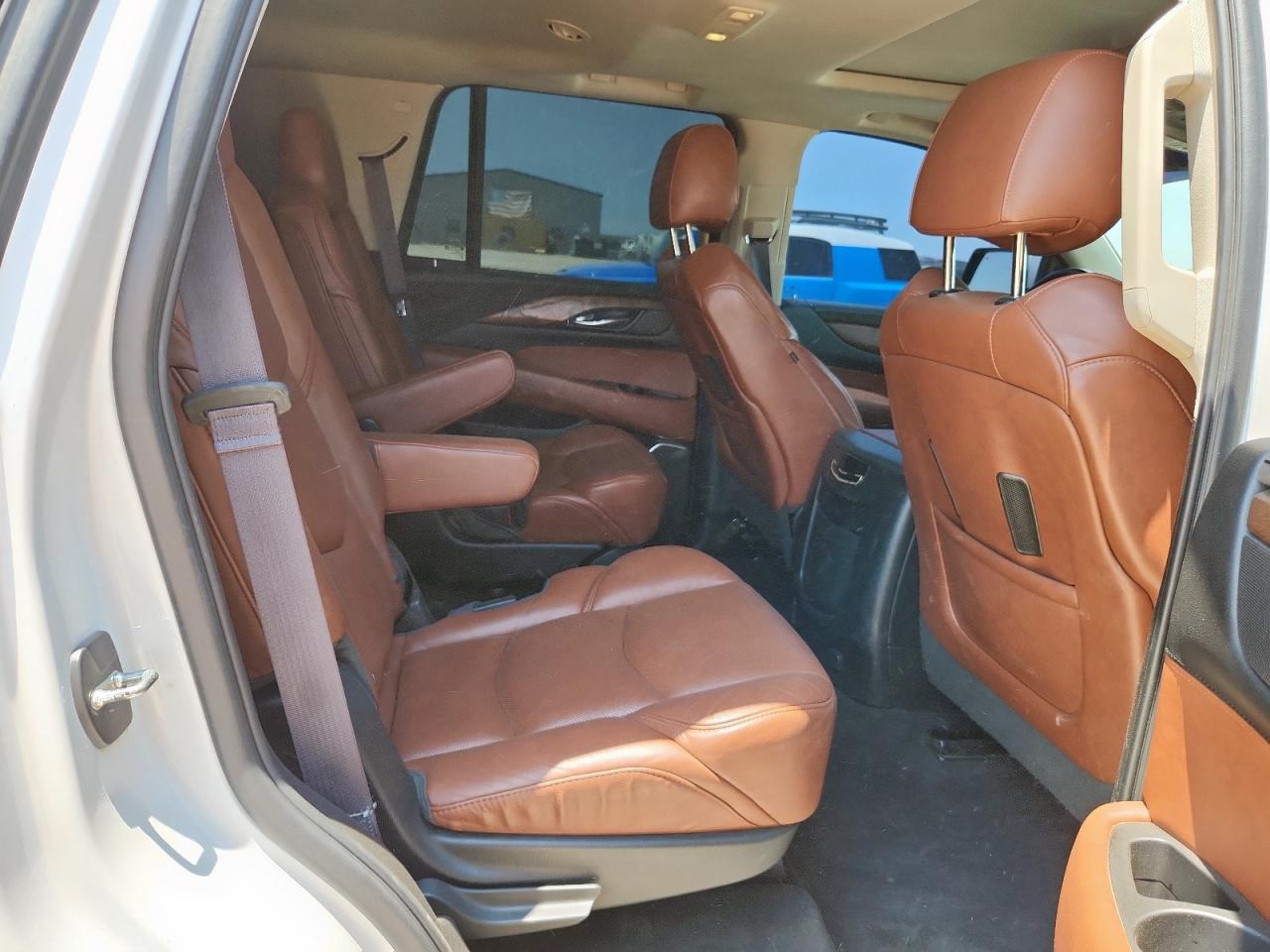 CADILLAC ESCALADE LUXURY