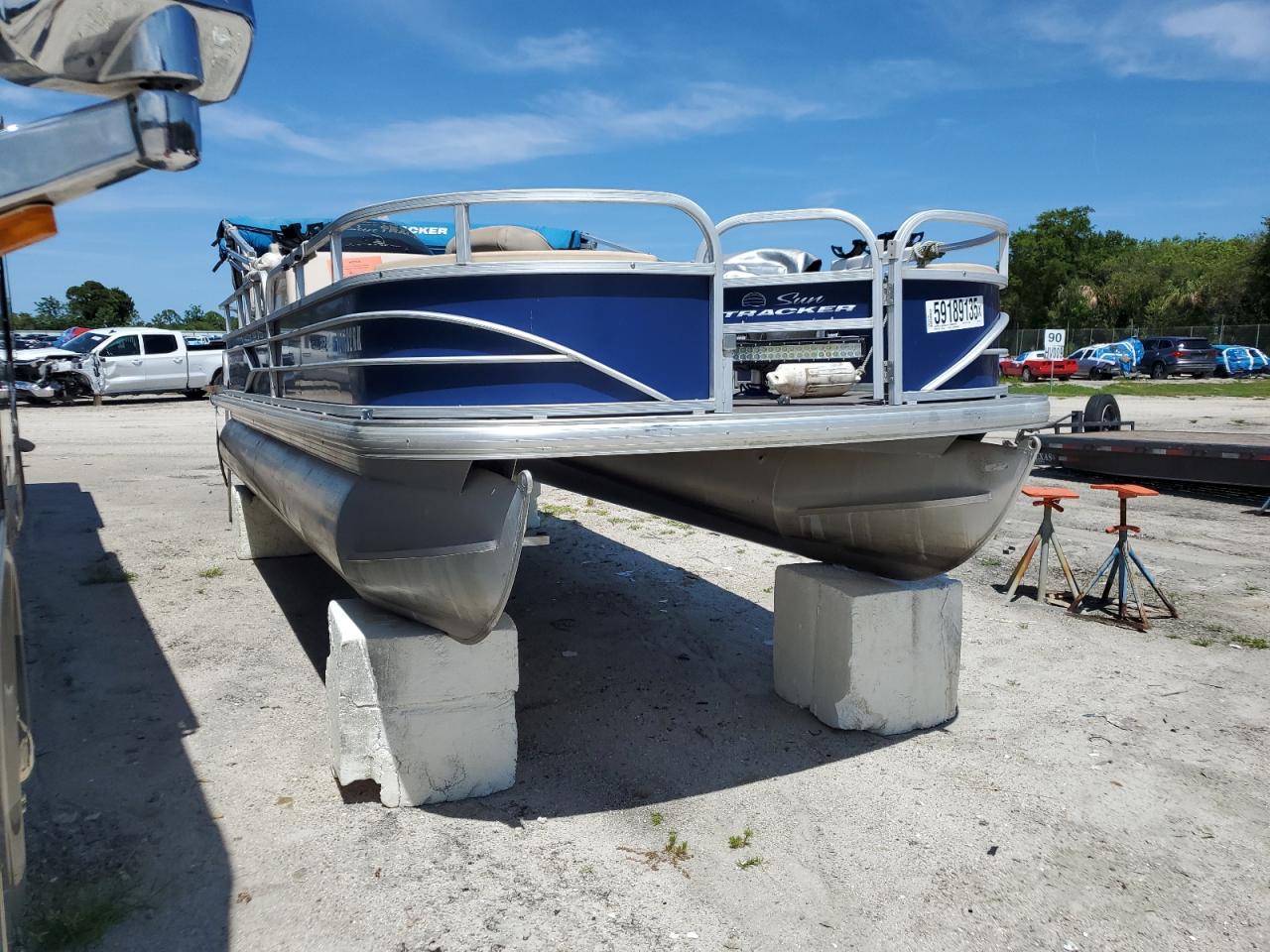 Lot #3261222971 2017 SUN TRACKER BOAT