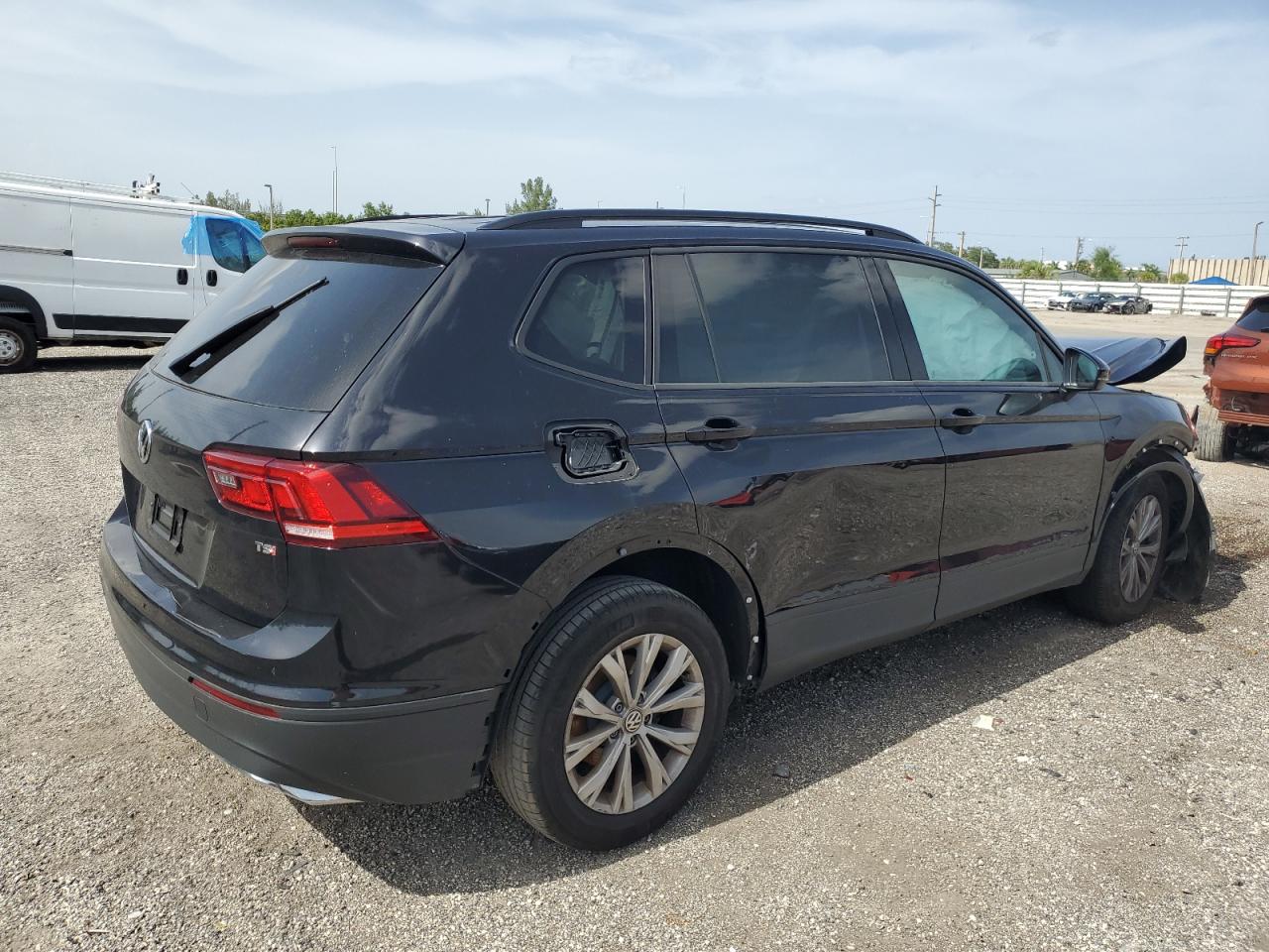 3VV1B7AX6JM076292 2018 Volkswagen Tiguan S