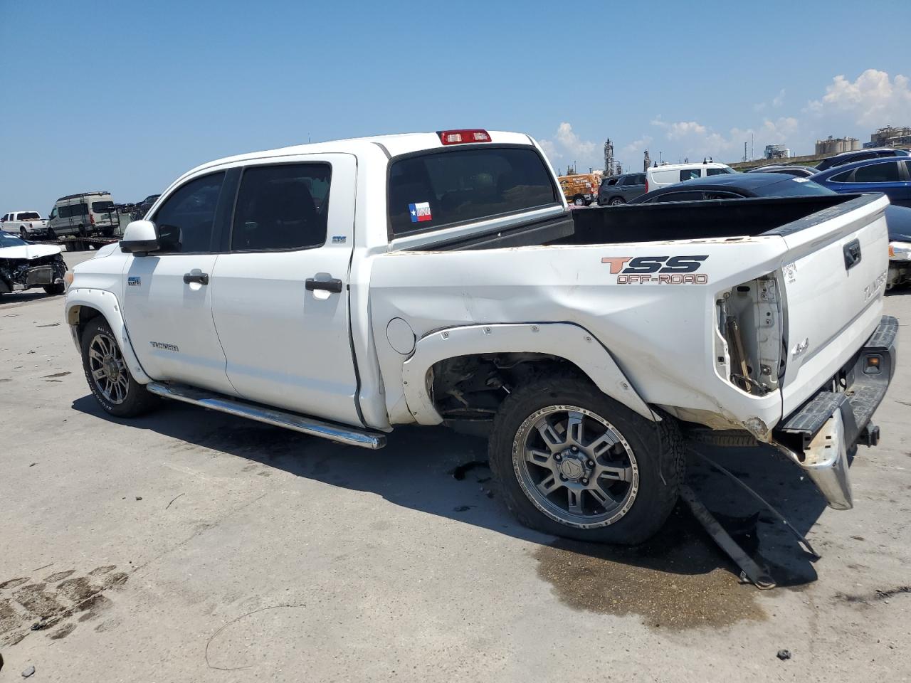 5TFDW5F14HX613111 2017 Toyota Tundra Crewmax Sr5