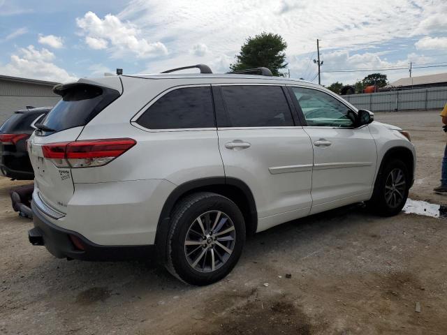 VIN 5TDJZRFH3HS427516 2017 Toyota Highlander, SE no.3