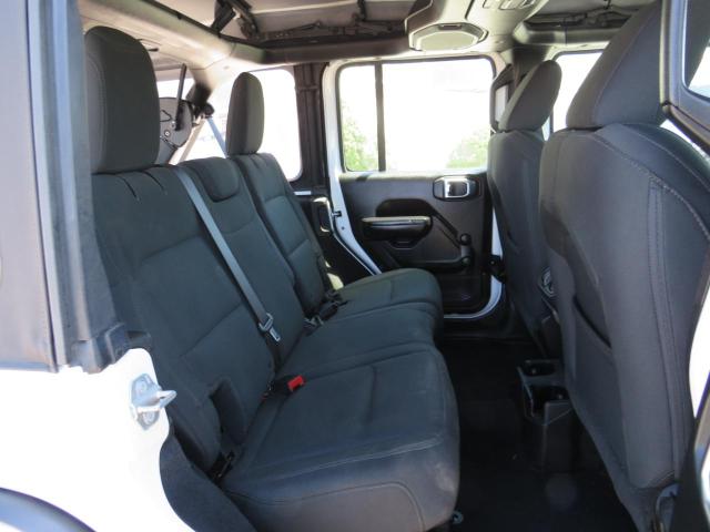 1C4HJXDG8JW201398 Jeep Wrangler Unlimited Sport