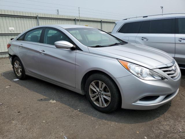 VIN: 5NPEB4AC9DH768259 Auction: COPART Lot: 59792073 Location: PA - PHILADELPHIA 5NPEB4AC9DH768259 HYUNDAI SONATA 2013 SILVER Photo 4