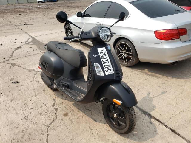 Особенности модели Vespa GTS 300 Notte 2018: уникальный стиль и передовые технологии