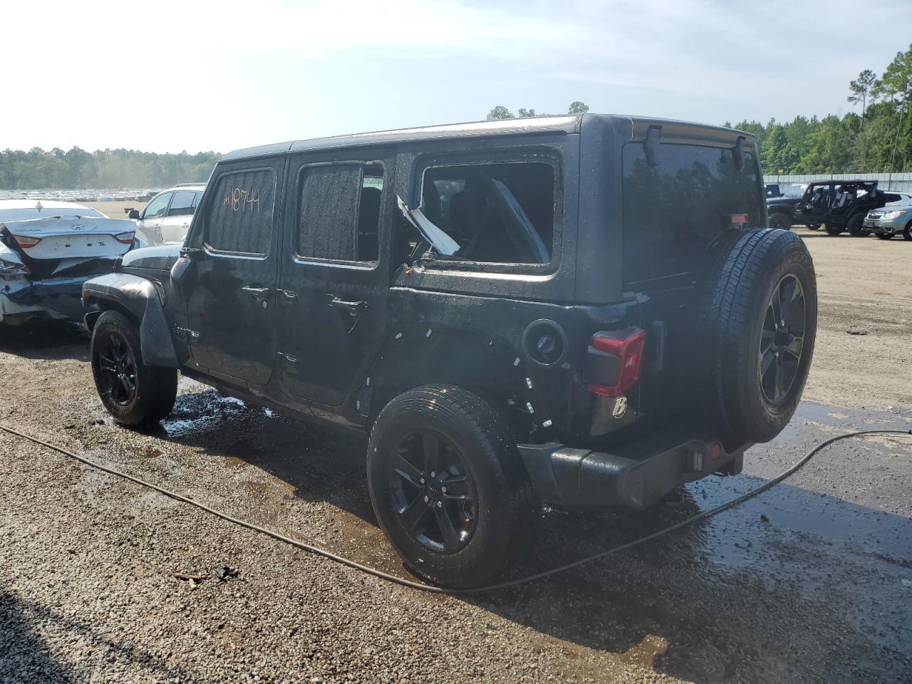 1C4HJXDG1MW737727 Jeep Wrangler U 2