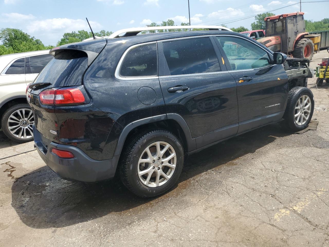 2017 Jeep Cherokee Latitude vin: 1C4PJMCB8HW612469