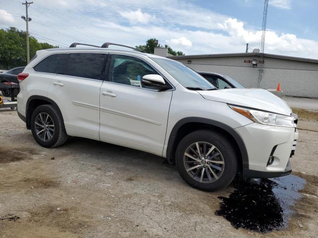 VIN 5TDJZRFH3HS427516 2017 Toyota Highlander, SE no.4