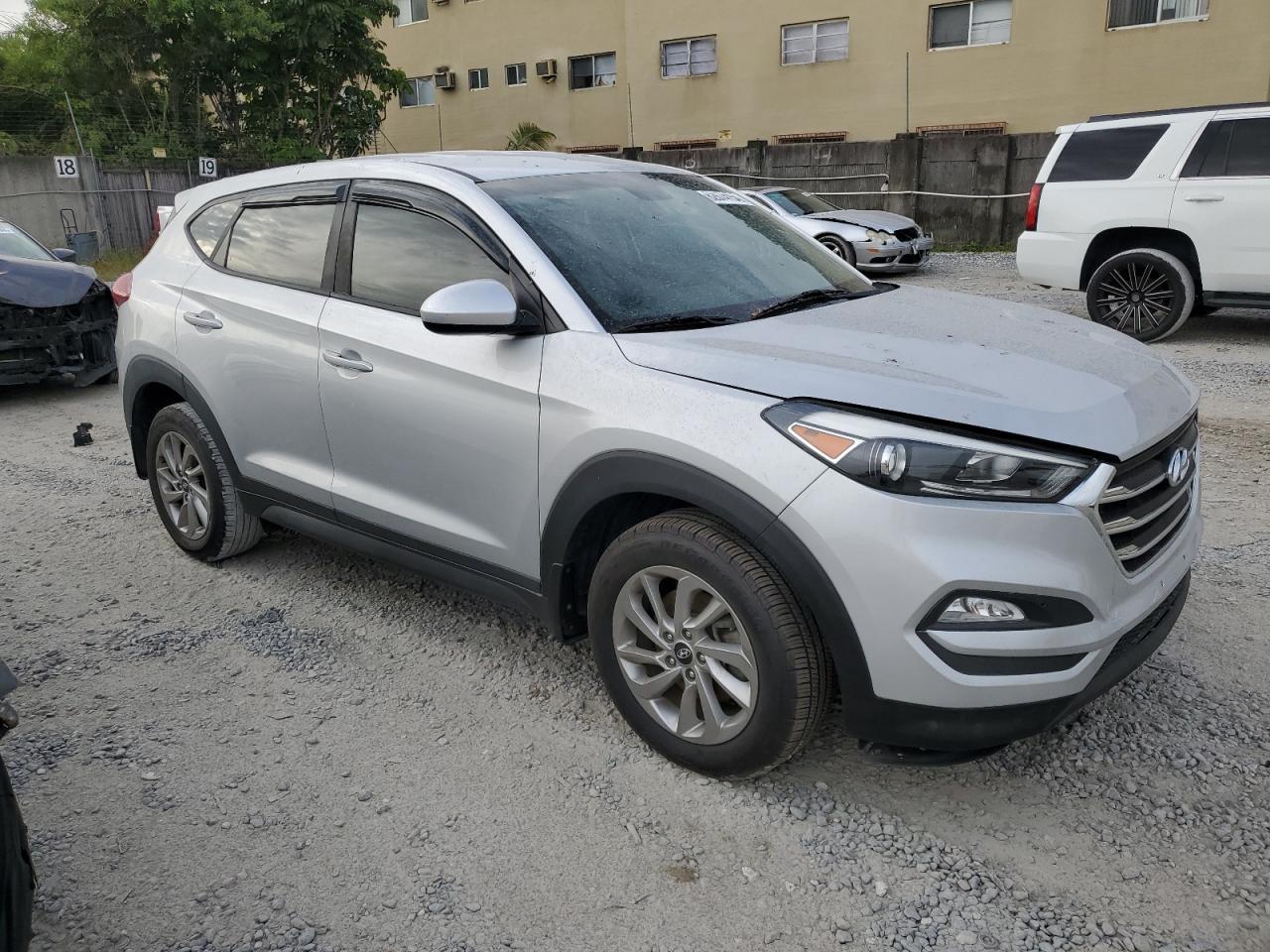 KM8J23A42JU739295 2018 Hyundai Tucson Se