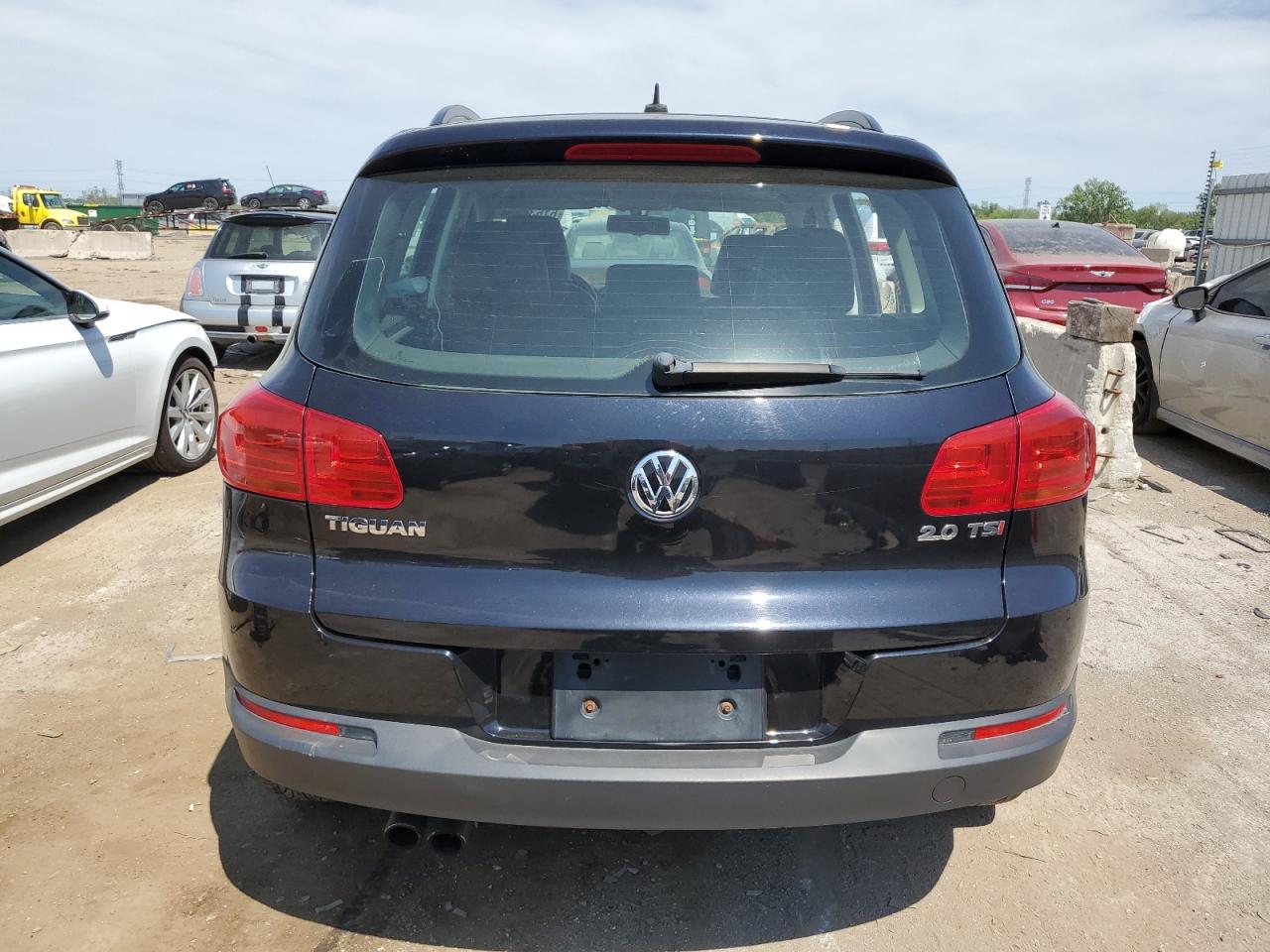 2016 Volkswagen Tiguan S vin: WVGAV7AX7GW586659