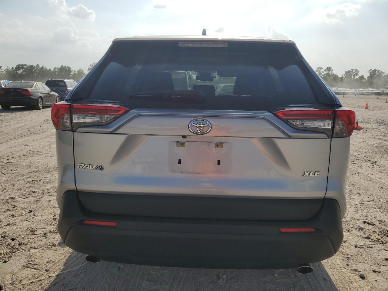 JTMC1RFV9LJ020666 2020 Toyota Rav4 Xle Premium