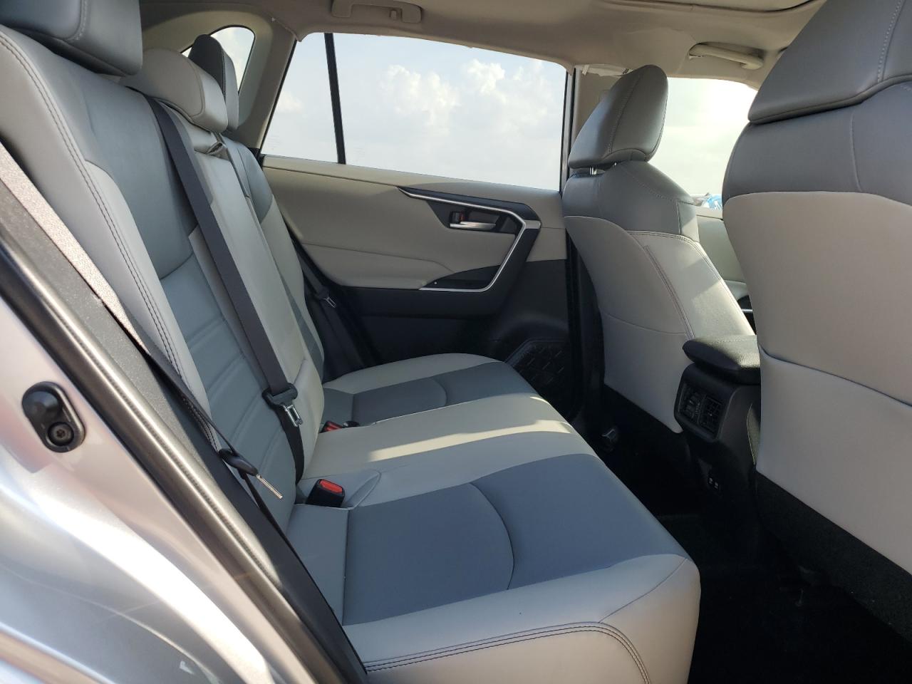 JTMC1RFV9LJ020666 2020 Toyota Rav4 Xle Premium