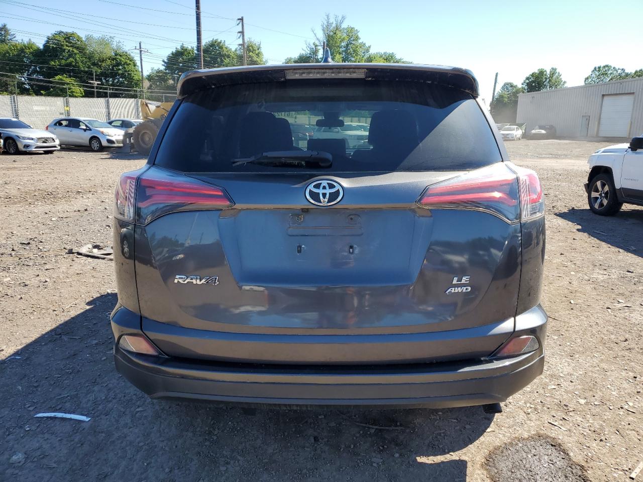 2018 Toyota Rav4 Le vin: JTMBFREV8JJ740357