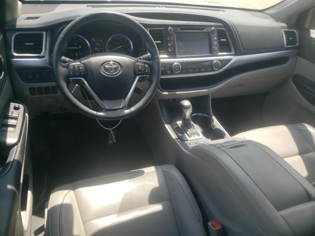 5TDJZRFHXJS494703 2018 Toyota Highlander Se