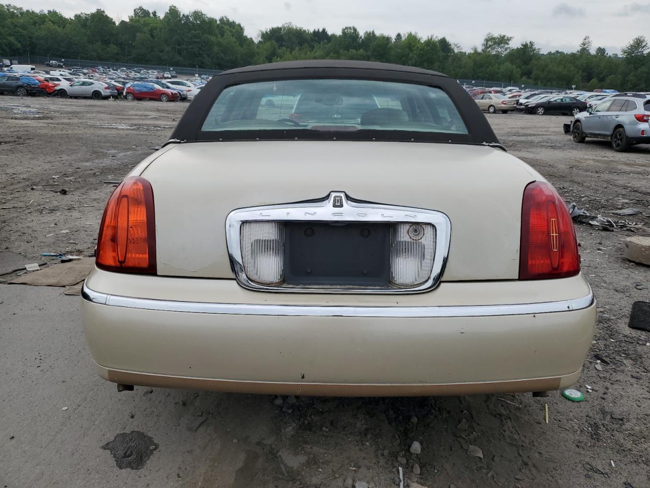 1LNHM83W8YY800964 2000 Lincoln Town Car Cartier