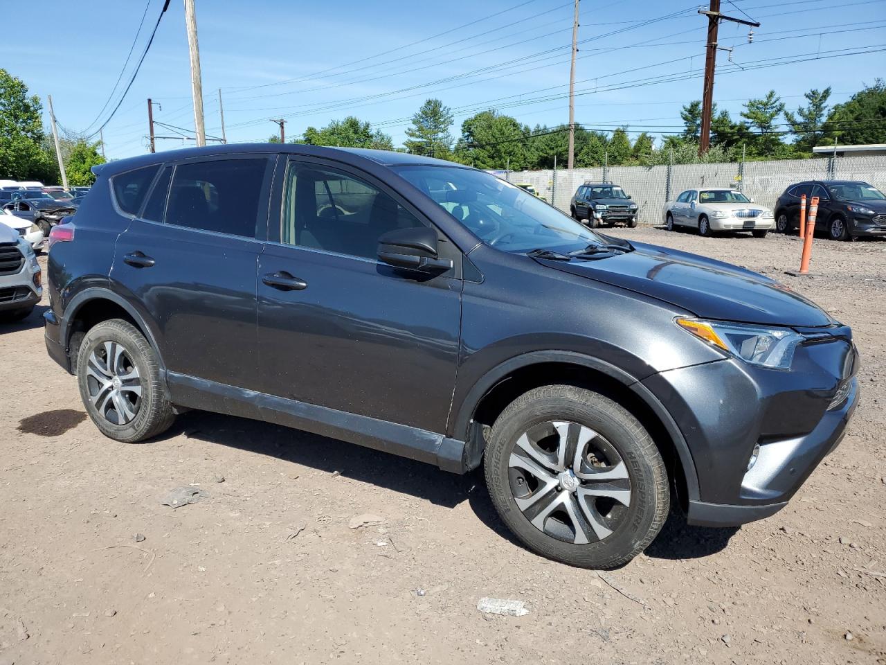 2018 Toyota Rav4 Le vin: JTMBFREV8JJ740357