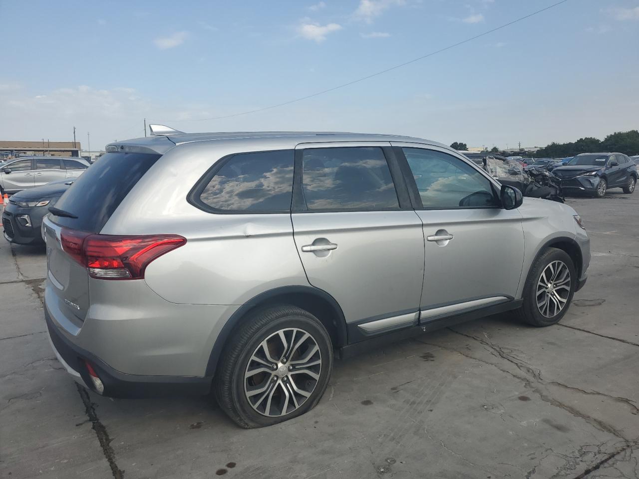 2018 Mitsubishi Outlander Es vin: JA4AD2A36JJ002323