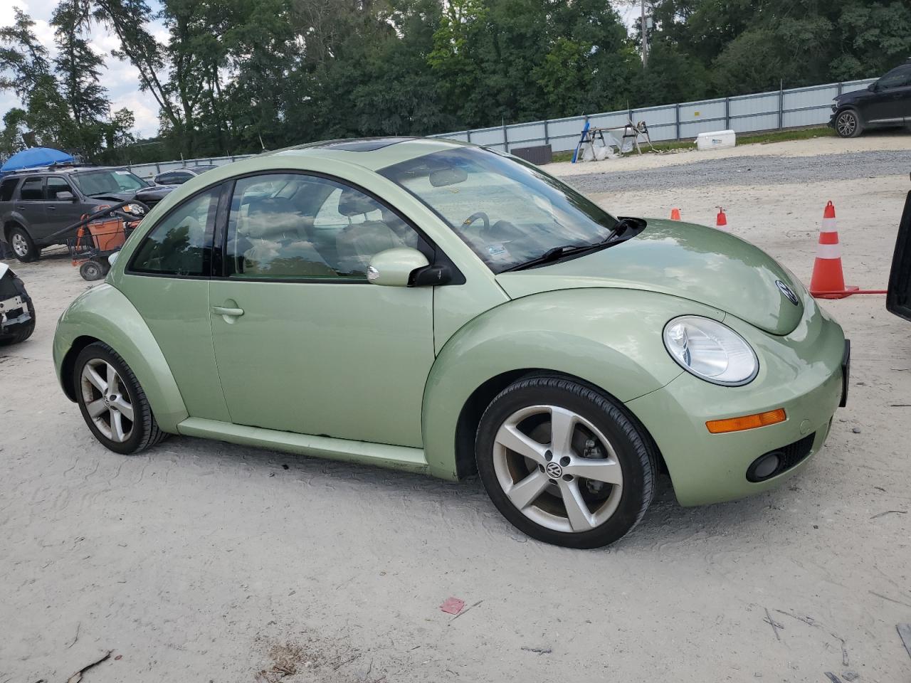 3VWSW31C17M505650 2007 Volkswagen New Beetle 2.5L Option Package 2