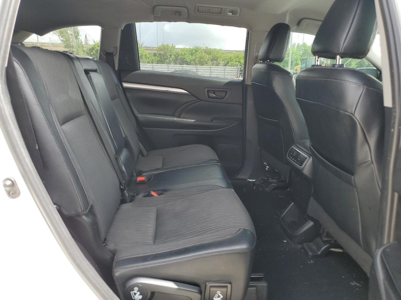 5TDZZRFH0KS316786 2019 Toyota Highlander Le