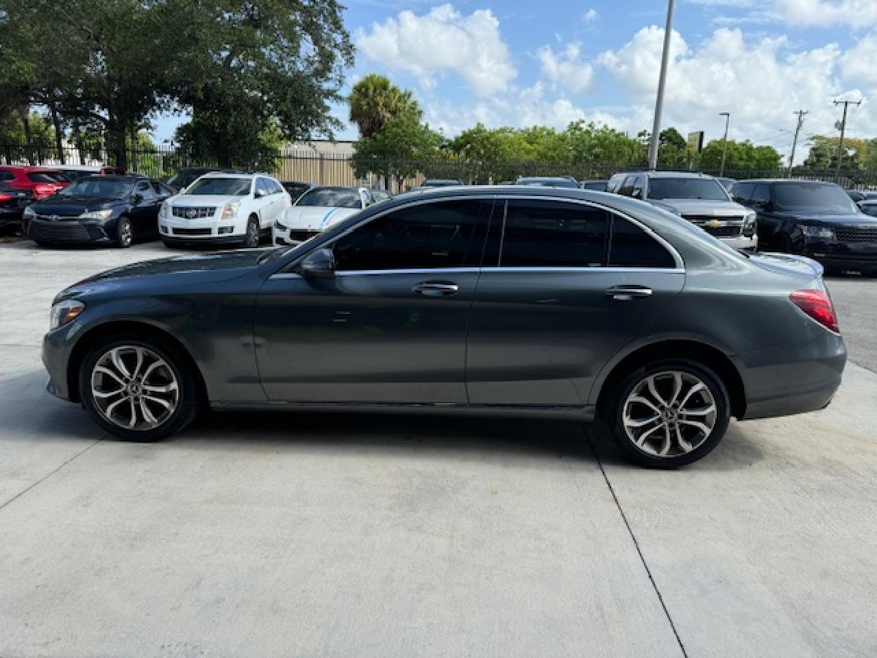 2017 Mercedes-Benz C 300 4Matic vin: 55SWF4KB4HU214841