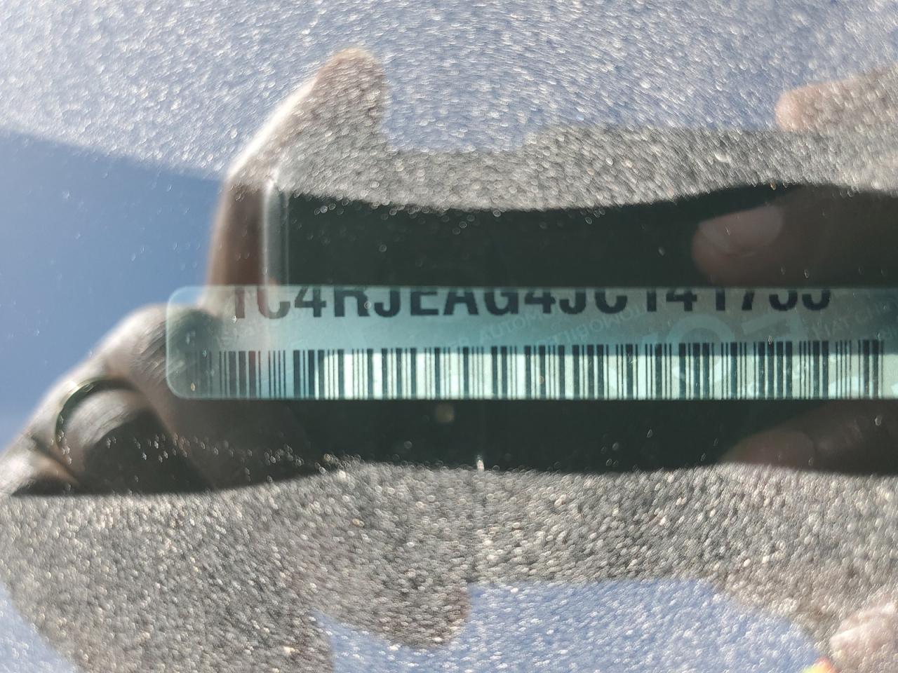 1C4RJEAG4JC141733 2018 Jeep Grand Cherokee Laredo