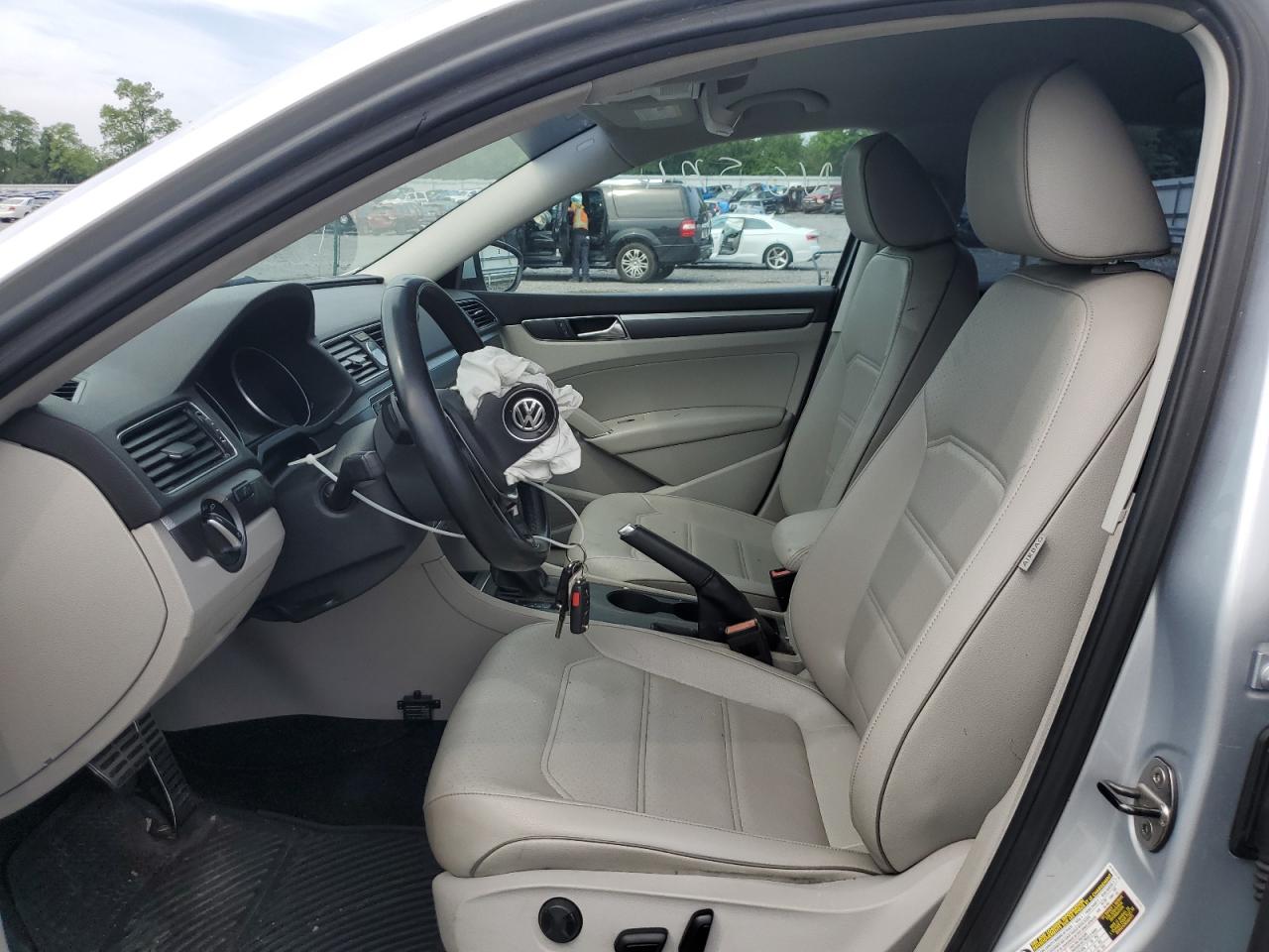 1VWDT7A32HC044261 2017 Volkswagen Passat R-Line