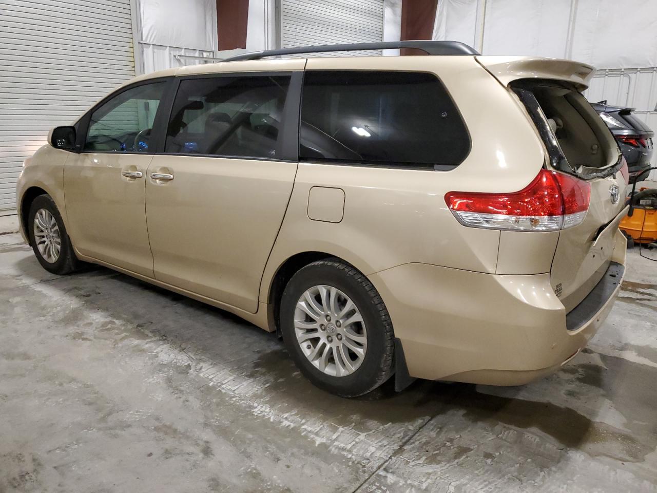 5TDYK3DC4BS112772 2011 Toyota Sienna Xle