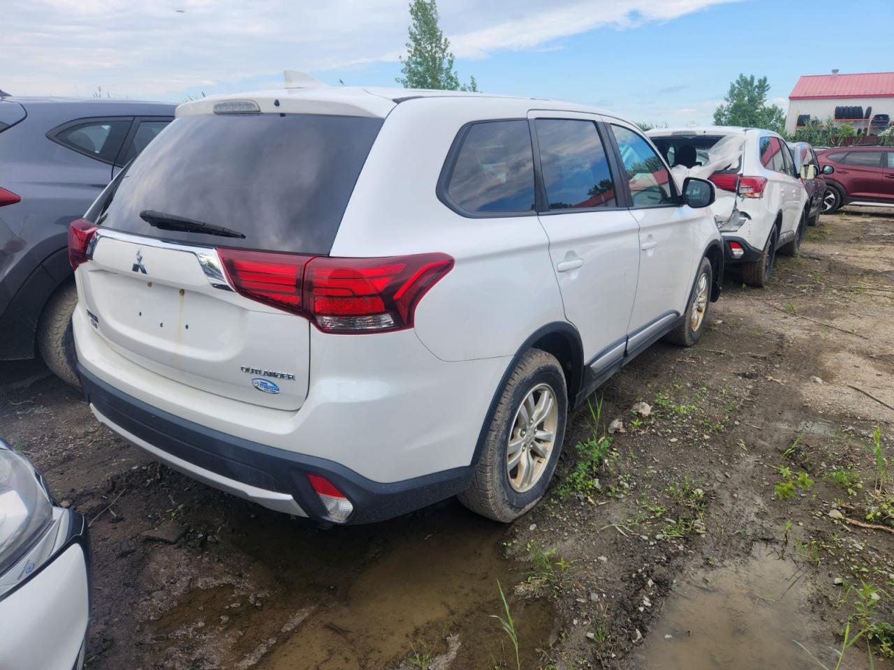 2018 Mitsubishi Outlander Es vin: JA4AZ2A30JZ612723