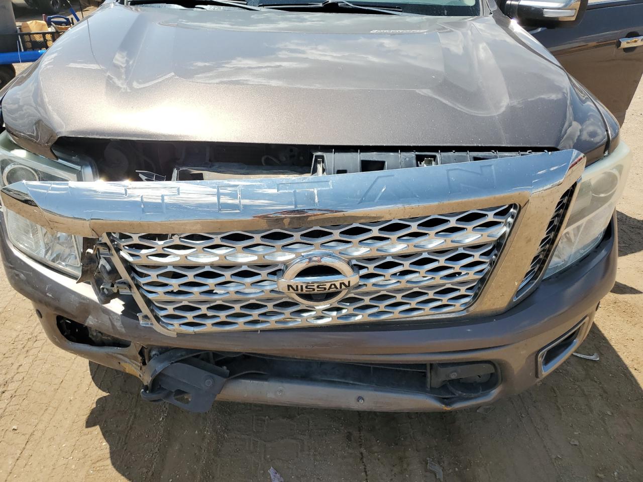 1N6AA1E59HN520916 2017 Nissan Titan Sv