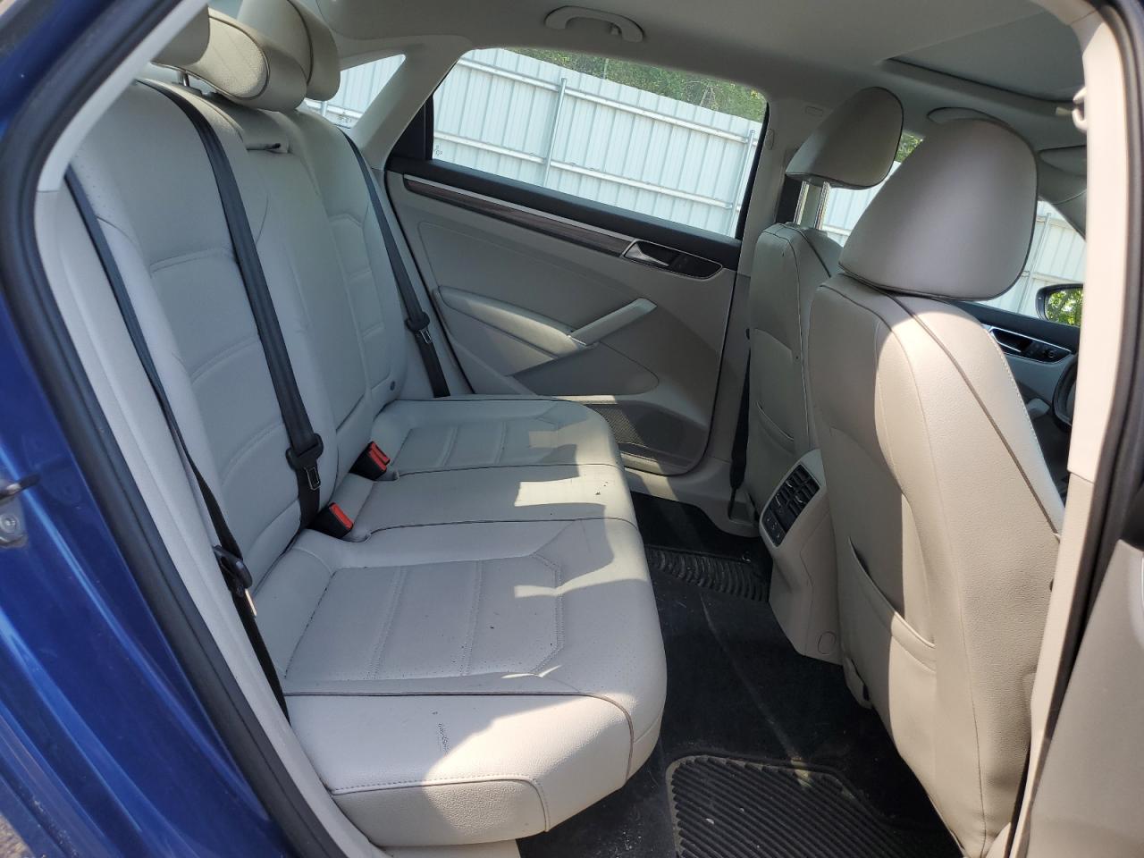 1VWGT7A38HC051664 2017 Volkswagen Passat Se