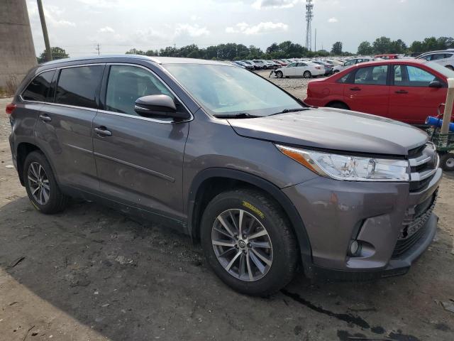 VIN 5TDJZRFH9KS599993 2019 Toyota Highlander, SE no.4