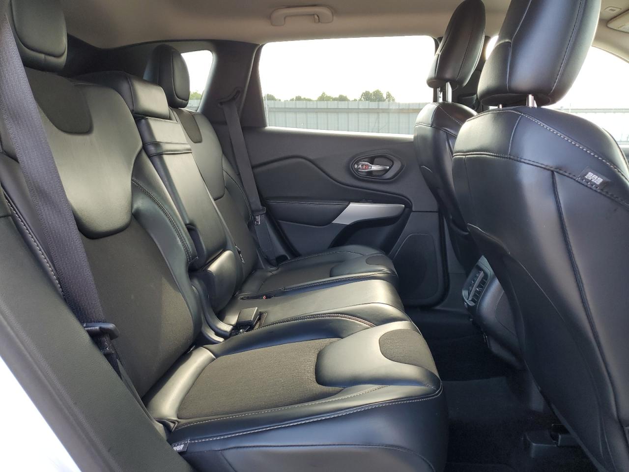 1C4PJLLB1JD512127 2018 Jeep Cherokee Latitude Plus