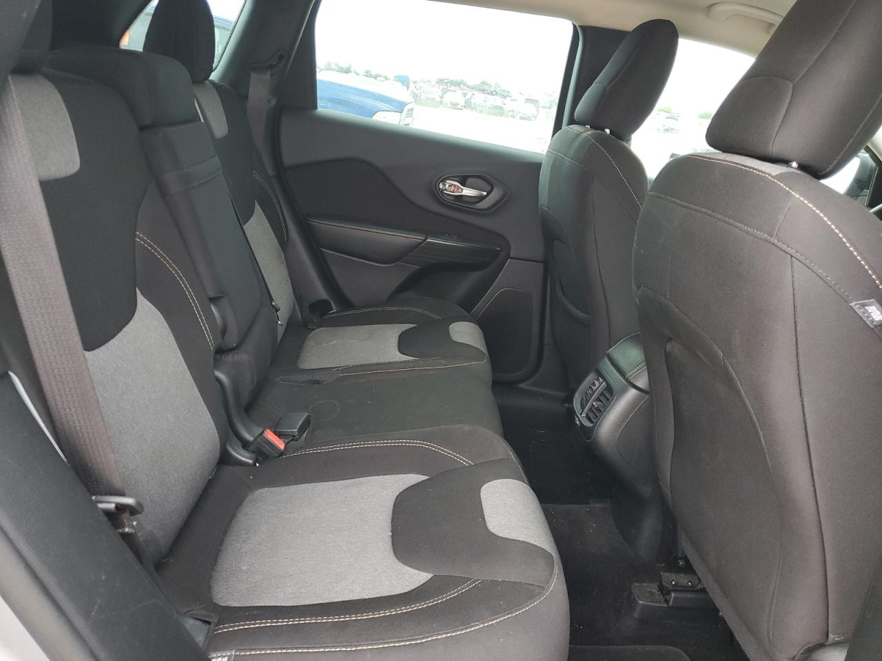 1C4PJLAB2GW136361 2016 Jeep Cherokee Sport