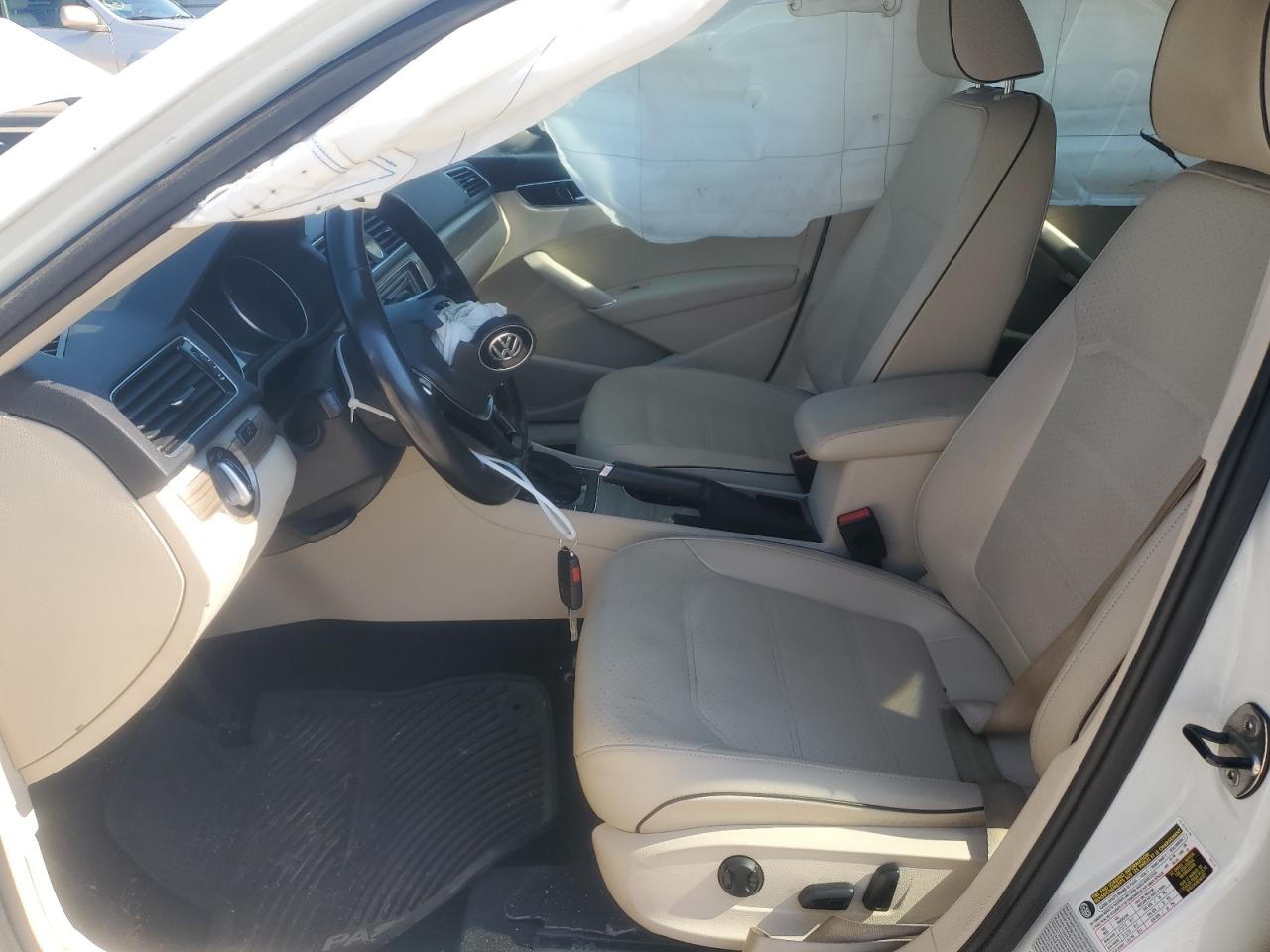 1VWBT7A32HC070060 2017 Volkswagen Passat Se