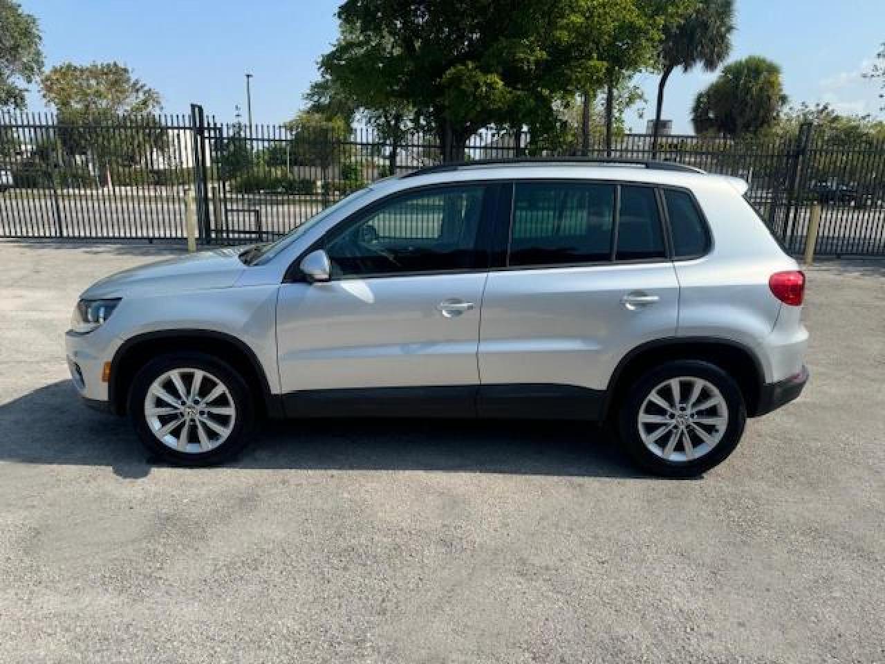 2015 Volkswagen Tiguan S vin: WVGAV7AX2FW591945