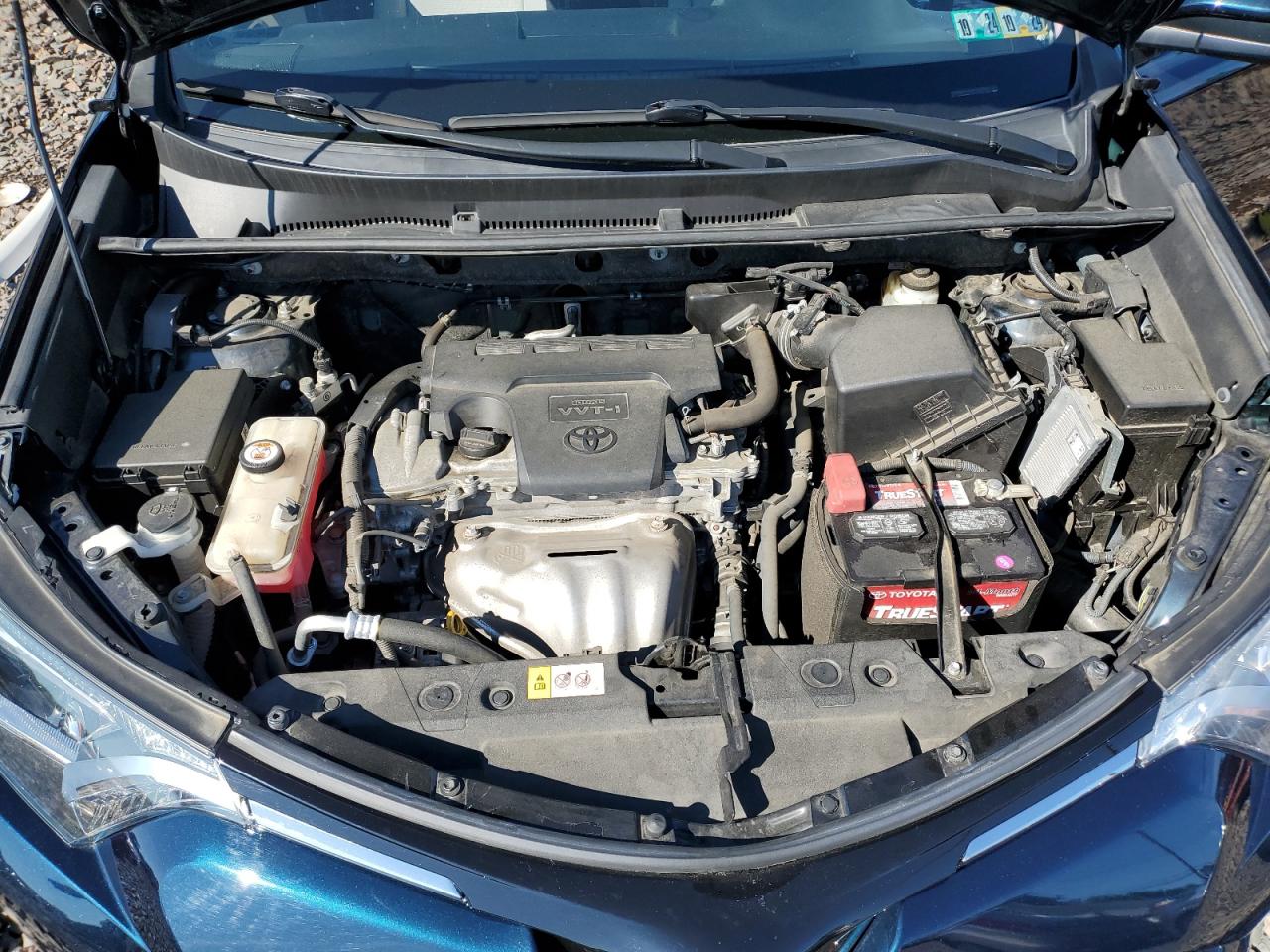 JTMRFREV2HJ135484 2017 Toyota Rav4 Xle